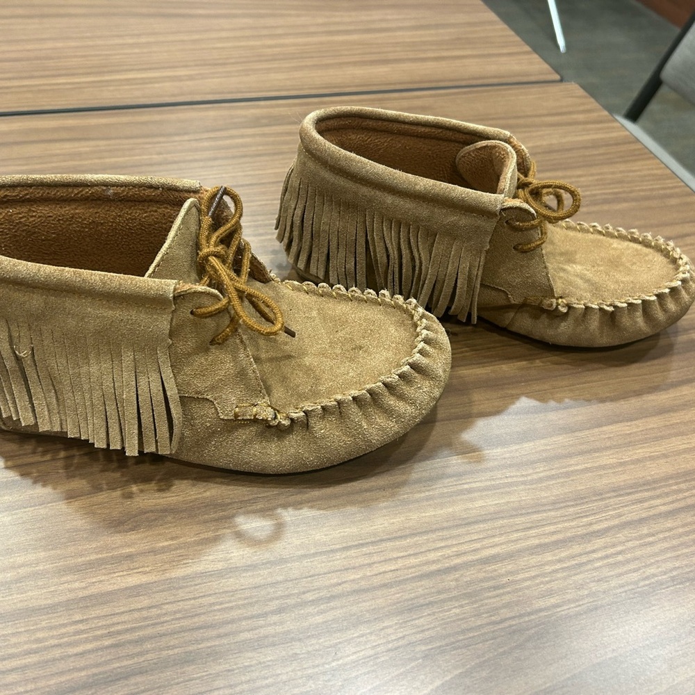 Tan Fringe Kids Moccasins size 8
Some wear but much more life to come